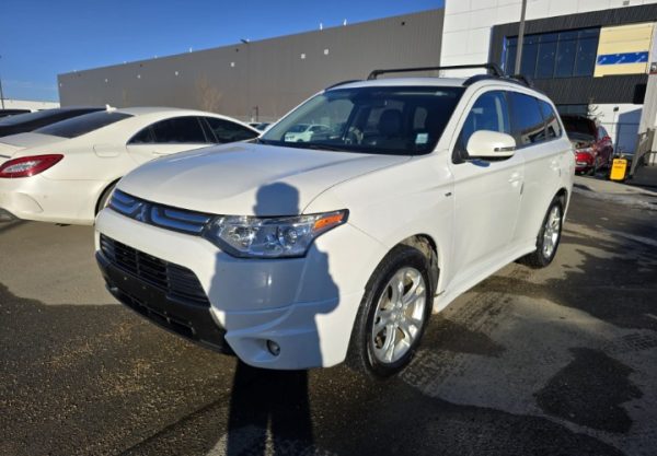2014 Mitsubishi Outlander GT White 4x4 SUV Front Exterior View Calgary
