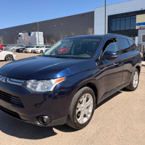 2014 Mitsubishi Outlander SE 4WD front view in Calgary